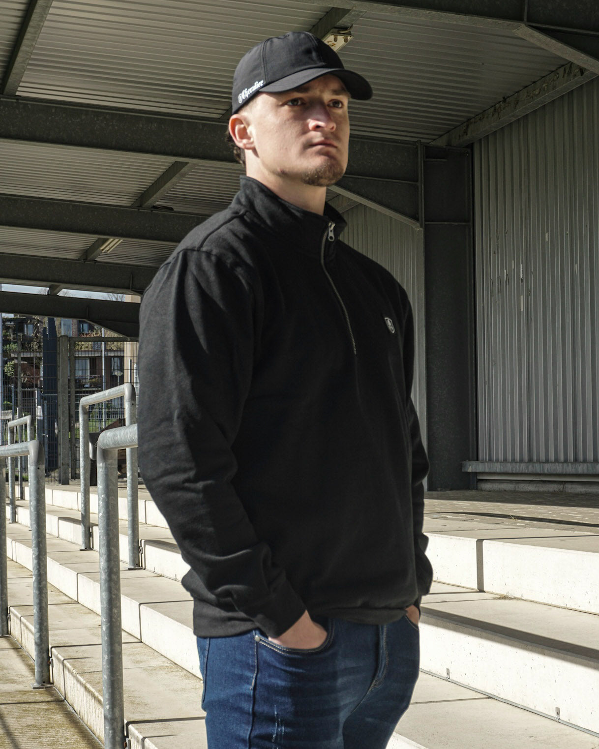 CHEVALIER | SWEATER MIT HALF REISSVERSCHLUSS SCHWARZ