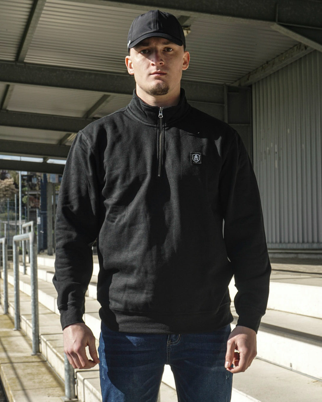 CHEVALIER | SWEATER MIT HALF REISSVERSCHLUSS SCHWARZ