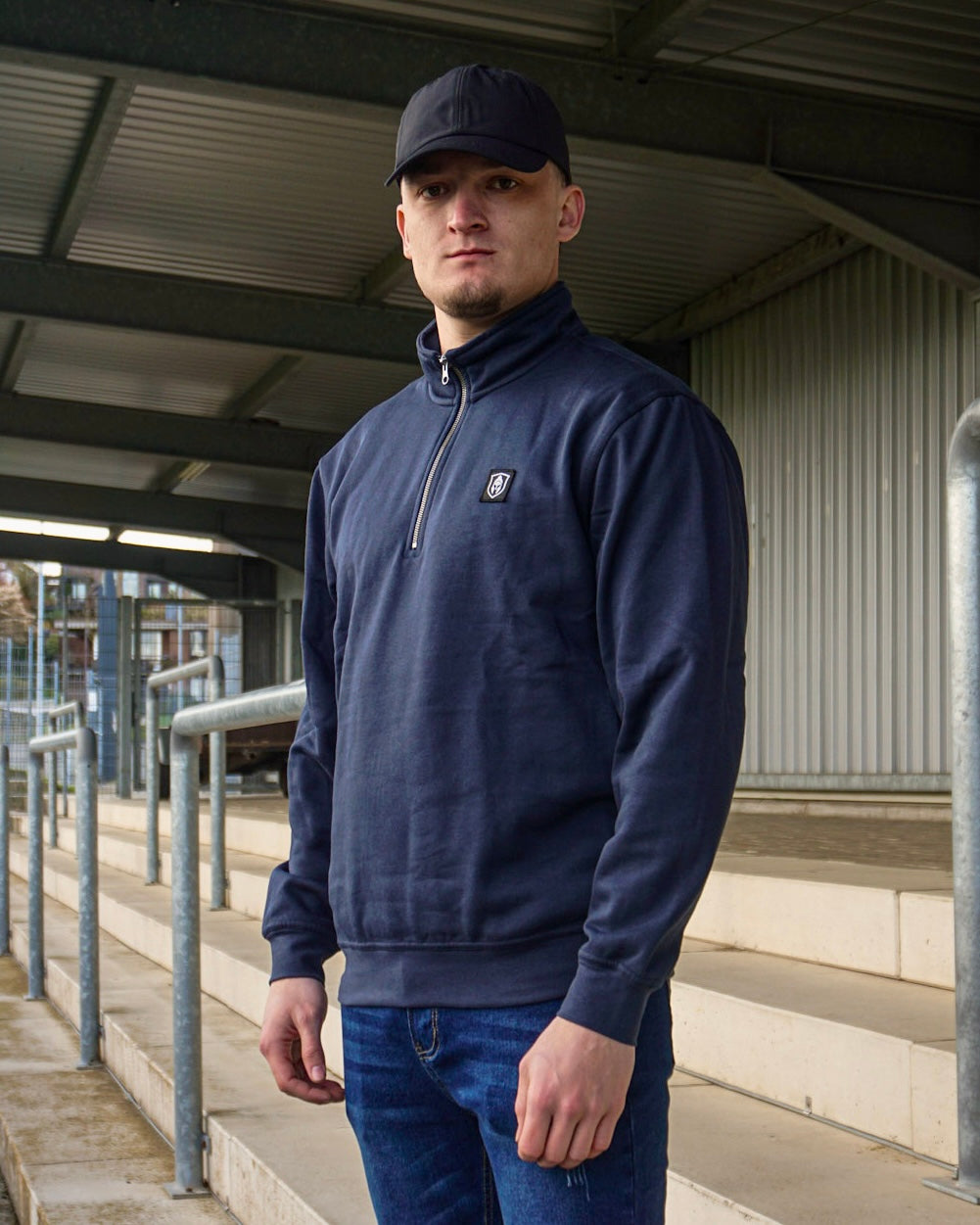 BALD ERHÄLTLICH - CHEVALIER | SWEATER MIT HALF REISSVERSCHLUSS DUNKELBLAU