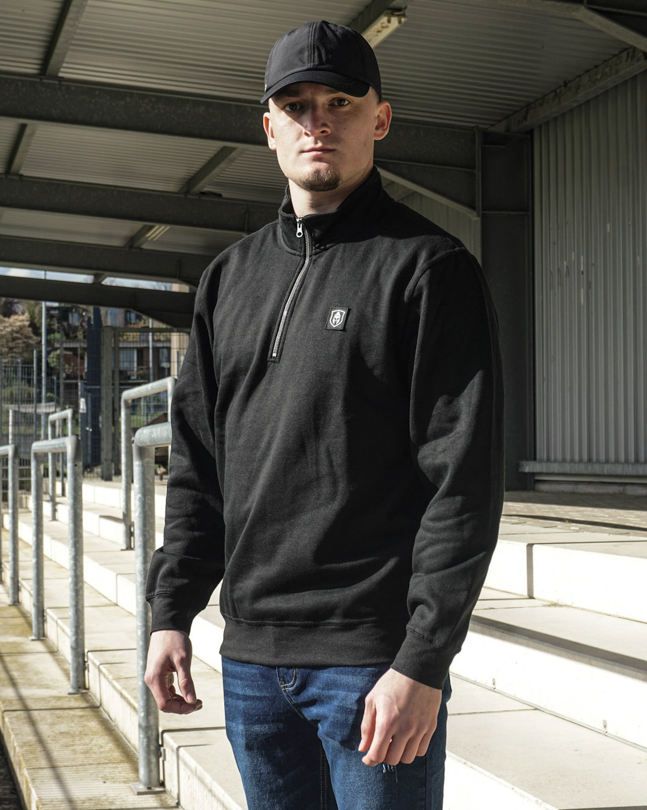 CHEVALIER | SWEATER MIT HALF REISSVERSCHLUSS SCHWARZ