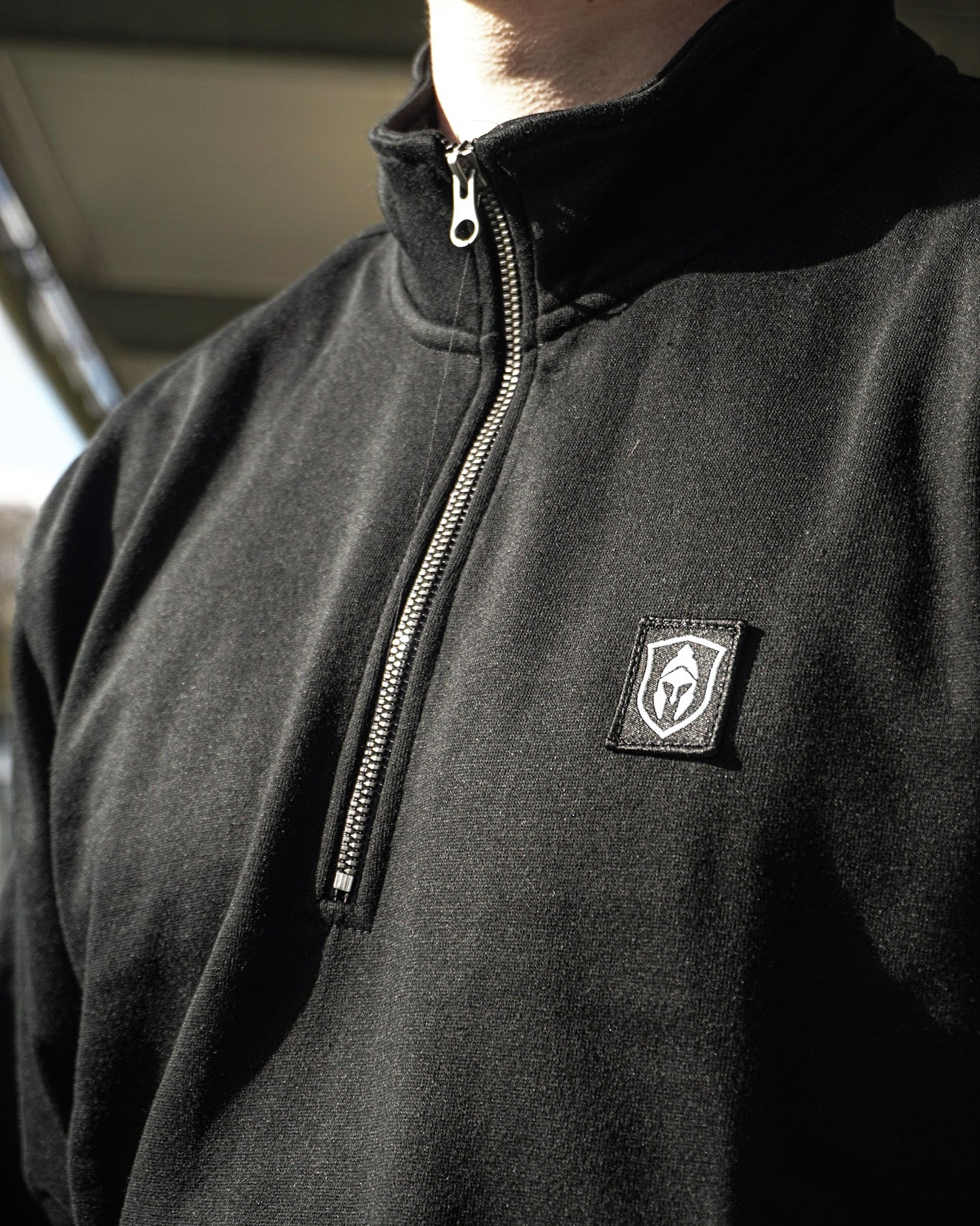CHEVALIER | SWEATER MIT HALF REISSVERSCHLUSS SCHWARZ